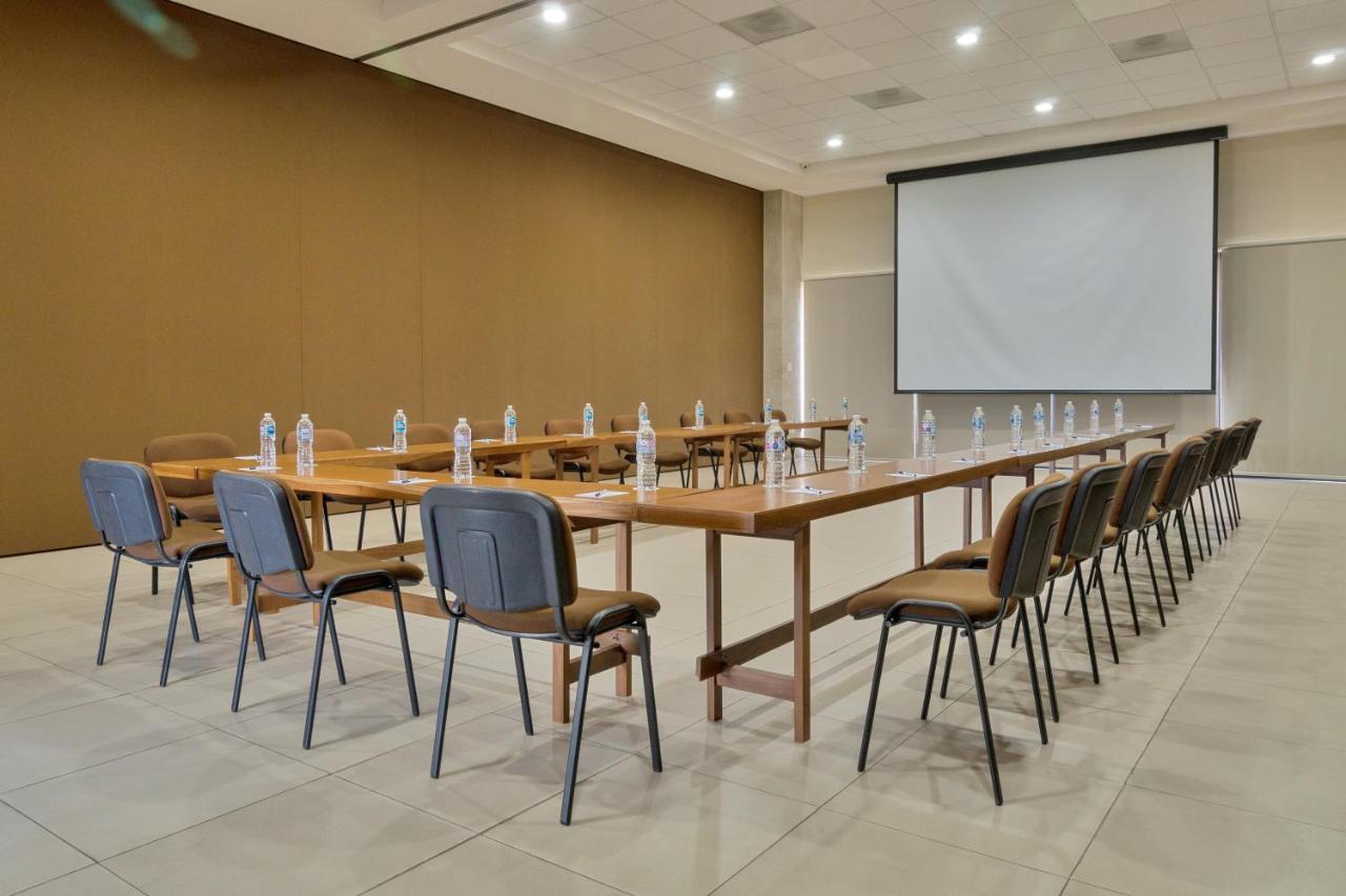 Comfort Inn Cordoba Bagian luar foto